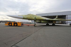 Erste komplett neu gebaute Tu-160M2 steht im Hangar