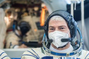 US-Astronaut und zwei Kosmonauten zurück auf der Erde
