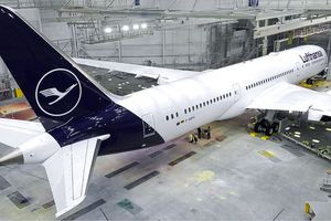 Lufthansa-Dreamliner dreht Testrunde über Washington