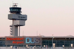 Rollfeld-Mitarbeiter zeigen IS-Geste am Düsseldorfer Flughafen