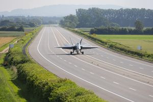 Schweizer Kampfpiloten starten und landen auf Autobahn