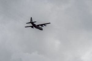 Militärflugzeug mit über 120 Menschen abgestürzt