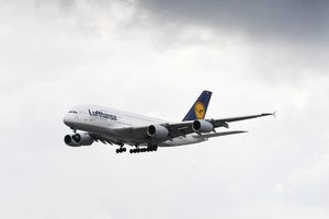 Airbus A380 von Lufthansa setzt vor Pistenschwelle auf