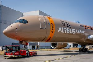 Airbus verpackt erste A350F in einer Paketlackierung