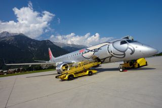 Niki E190 am Vorfeld des Flughafens Innsbruck