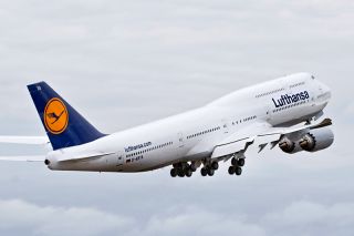 Lufthansa boeing 747-8I