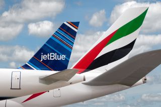 JetBlue und Emirates Tails