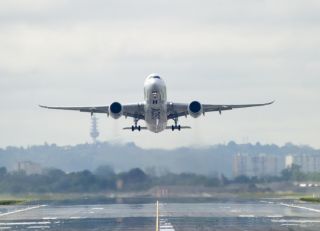 A350 hebt zum Erstflug ab