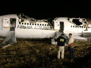 NTSB-Ermittler vor dem ausgebrannten Asiana-Wrack