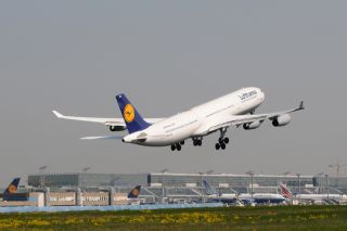 Lufthansa A340-300 auf dem Frankfurter Flughafen