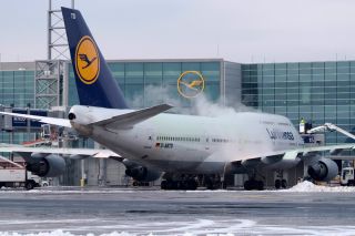 Enteisung einer Lufthansa Boeing 747-400