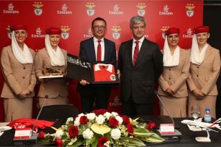 Hubert Frach und Domingos Soares de Oliviera bei der Unterzeichnung des Partnerschaftsvertrages von Emirates und Benfica Lissabon