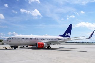 Die Boeing 737 der PrivatAir fliegt in den Farben der SAS