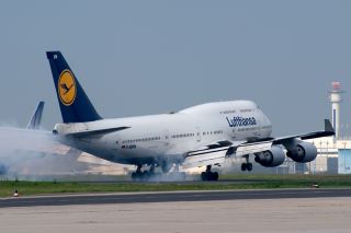 Lufthansa Boeing 747-400 landet in Frankfurt 