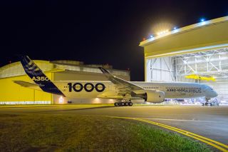 Ohne großen Bahnhof verließ die erste A350-1000 beim nächtlichen Rollout in Toulouse die Halle