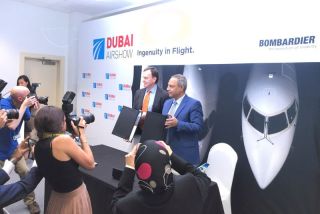Der Chef der Bombardier Verkehrsflugzeugsparte, Fred Cromer, und Egyptair Vorstandschef Safwat Musallam auf der Dubai Airshow.