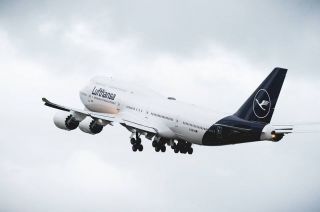 Vorher: tiefdunkles Lufthansa-Blau an Boeing 747-8