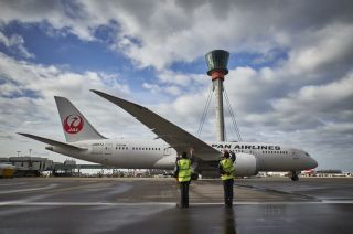 Japan Airlines Boeing 787 in LHR