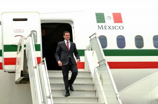 Mexikos ehemaliger Präsident Enrique Pena Nieto und der umstrittene Dreamliner