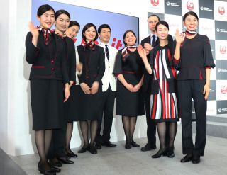 Die neuen Japan Airlines-Uniformen verzichten auf hochhackige Schuhe für die Mitarbeiterinnen