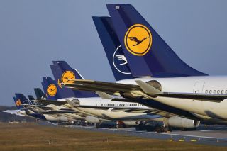 Teile der geparkten Lufthansa-Flotte auf der Frankfurter Landebahn Nordwest