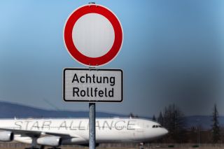 Geparkte Lufthansa-Flugzeuge am Flughafen Frankfurt