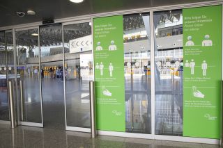 Hinweisschilder am Frankfurter Flughafen