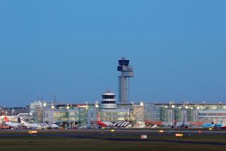 Flughafen Düsseldorf in der Dämmerung