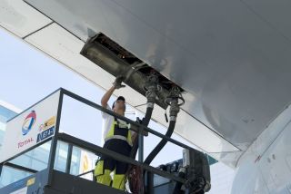 Betankung einer Lufthansa Boeing 747-400