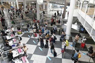Passagiere am Flughafen München