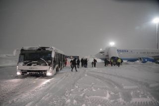 Flughafen Istanbul versinkt im Schnee