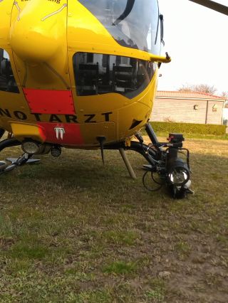 Rettungshubschrauber auf Holzpfahl