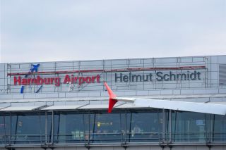 Helmut-Schmidt-Schriftzug am Hamburger Flughafen