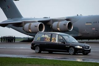 C-17 bringt Sarg der Queen nach London