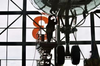 Ein Mechaniker der Lufthansa Technik bei der Arbeit