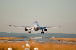 Ein Airbus A320 beim Start am Allgäu Airport Memmingen