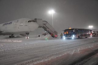 Flughafen Istanbul versinkt im Schnee