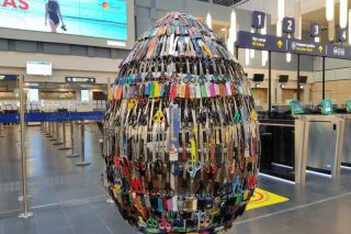 Osterei aus konfiszierten Gegenständen