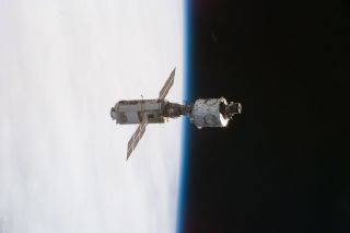 ISS-Module Sarja (links) und Unity 1998