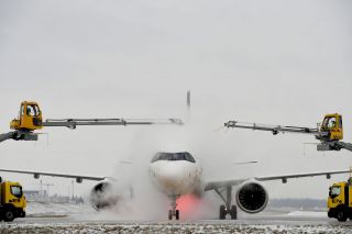 Enteisung einer Lufthansa-Maschine