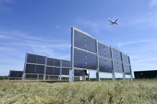 Solarzaun am Flughafen Frankfurt