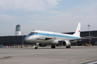 LOT Embraer 175 in Retro-Lackierung