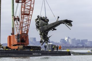 UH-60-Wrack wird aus Potomac River geborgen