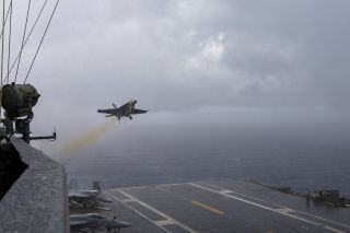 F/A-18F im Anflug auf die USS Nimitz