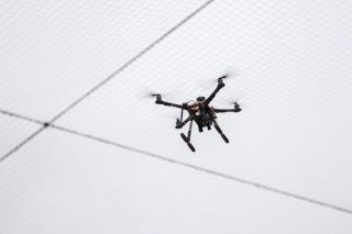 Drohnentest im Käfig