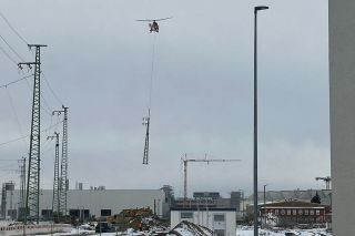 Hubschrauber setzt Oberleitungsmasten