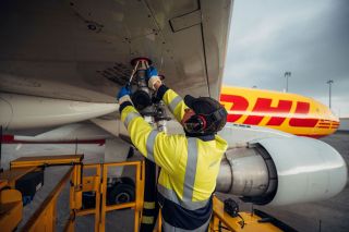 Betankung eines DHL-Flugzeugs