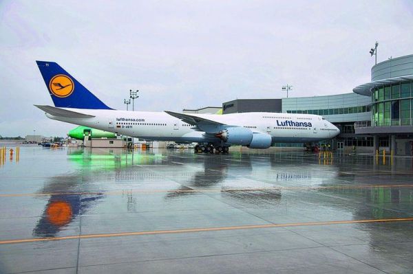 Lufthansa Boeing 747-8 am Boeing-Auslieferungszentrum