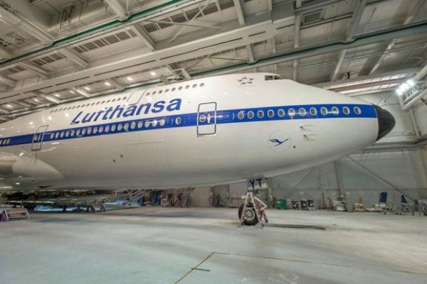 Lufthansa Boeing 747-8 D-ABYT trägt Retrofarben