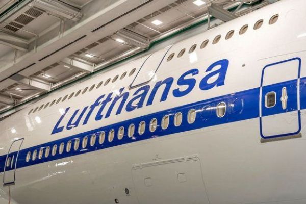 Lufthansa Boeing 747-8 D-ABYT trägt Retrofarben